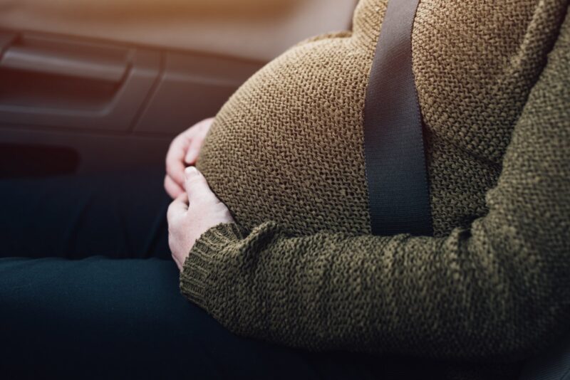 Pregnancy seat belt safety: Pregnant woman wearing a seatbelt